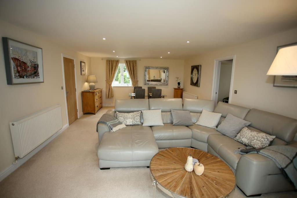 Lovely Two Bedroom Bungalow With Hot Tub Yeovil Exterior foto